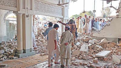 31 security personnel dead in blast at police line in pak