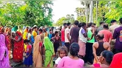 8f9bf609 da9e 4bbf 9209 36612b10e87e 10092026 bgp photo 3 people gathered to rescue the drowned persons but all five died in floodwater jpeg